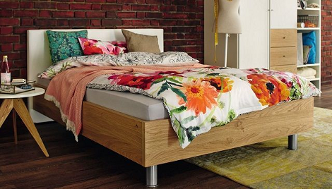 Now by Hulsta bed no 14. design, tweepersoons, blank eiken, kunstleder wit, theo bot zwaag